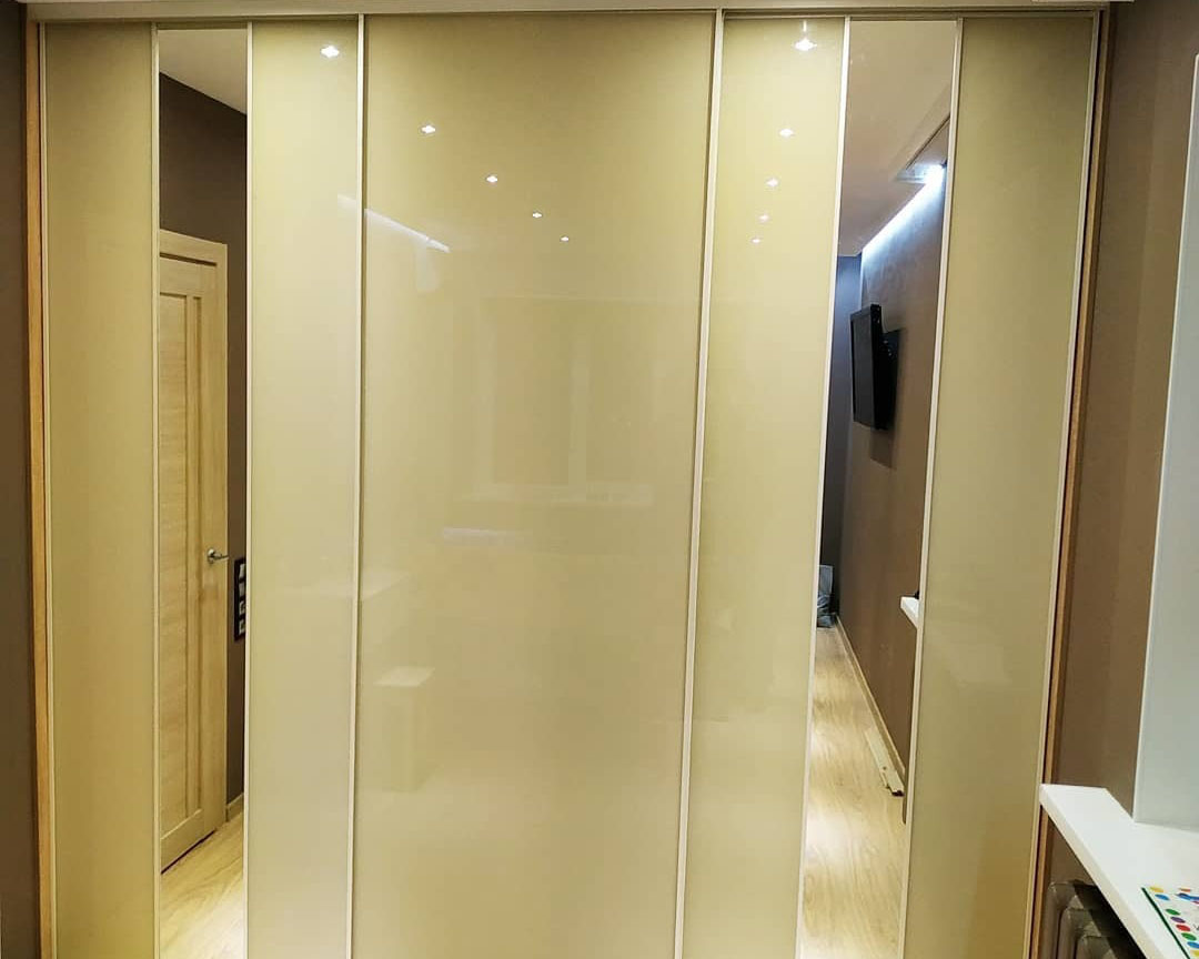 Шкаф со стеклом и зеркалами