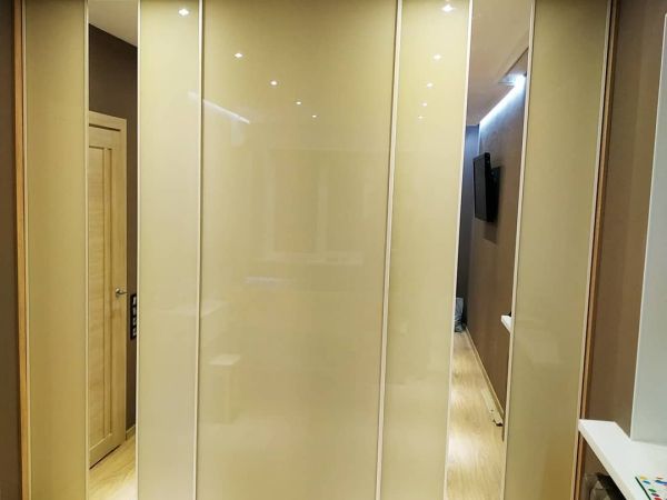 со стеклом и зеркалами